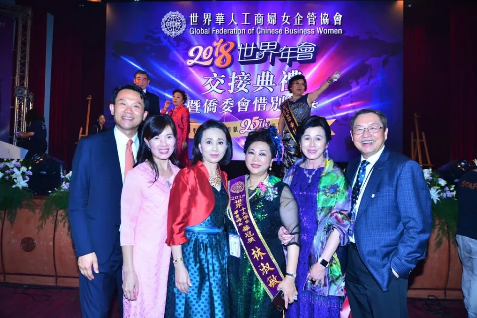 圖片說明：國寶孫翠鳳（左3）也出席2018世華世界年會的僑委會晚宴，並與華冠獎得獎人林淑敏女士（右3）合影留念。（記者徐煜勝翻攝）